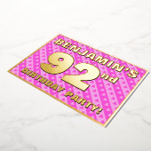 第92回バースデーパーティー – おもしろいピンクのハートとストライプ 箔招待状 (回転した状態)