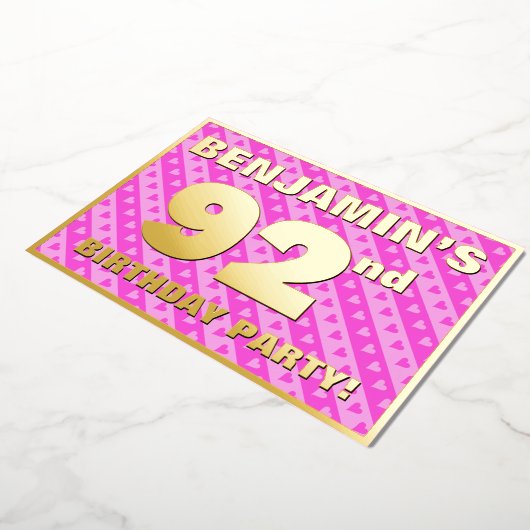 第92回バースデーパーティー – おもしろいピンクのハートとストライプ 箔招待状 (回転した状態)