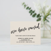 筆記体 シンプル お引越ししました タイポグラフィー クリーム ポストカード (スタンド正面)