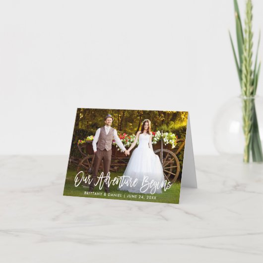 筆記体 私たちの冒険が始まる 結婚祝いメモ サンキューカード (正面)