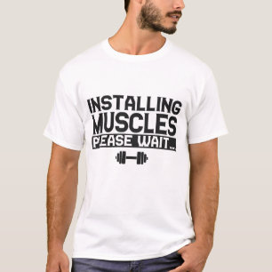 筋肉のインストールお待ちおもしろいフィットネスジム Tシャツ