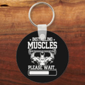 筋肉のインストールお待ちシャツジおもしろいムバー キーホルダー (正面)