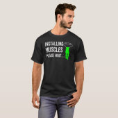 筋肉のインストールお待ちジムトレーニング Tシャツ (正面フル)