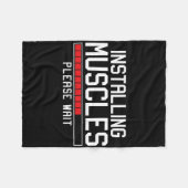 筋肉をインストールするジムを待おもしろいつ フリースブランケット (正面(横))