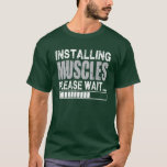 筋肉を装着する、お待ち下さい – Funny Shirt Tシャツ<br><div class="desc">ボディビル愛好家のための面白いシャツ，パワーリフティング，重量挙げ，強靭な男やアイアンゲームに関連する他の何か！</div>