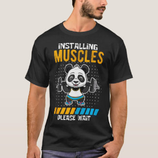 筋肉を装着するPanda Gym Fitおもしろいを待つ Tシャツ