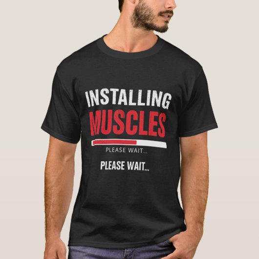 筋肉インストール中 お待ちください – おもしろジムワークアウト Tシャツ (正面)