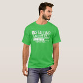 筋肉インストール中 お待ちください 筋トレ ユニーク Tシャツ (正面フル)