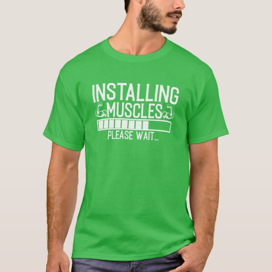 筋肉インストール中 お待ちください 筋トレ ユニーク Tシャツ (正面)