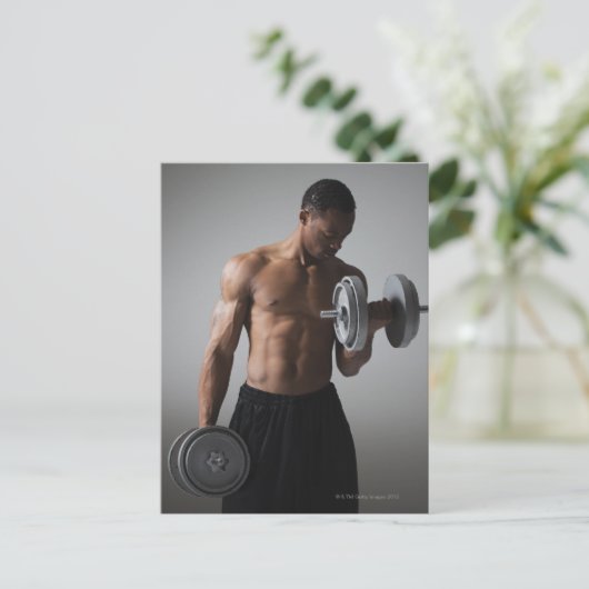 筋肉質の男性がダンベルを持ち上げる ポストカード (スタンド正面)