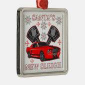 筋肉車のサンタの新しいそりの醜い休日のセーター メタルオーナメント (右)