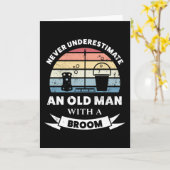 箒で仕切るおもしろいお年寄り カード (黄色い花)