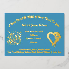 箔と写真の誕生の発表を保持する新しい手 箔招待状