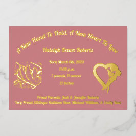 箔と写真の誕生の発表を保持する新しい手 箔招待状