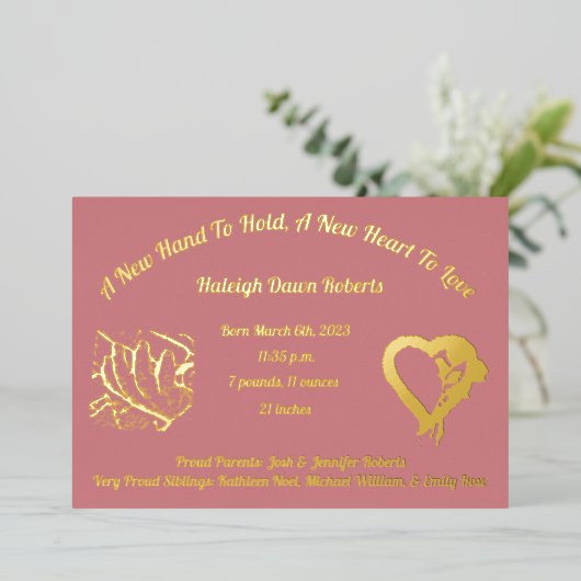 箔と写真の誕生の発表を保持する新しい手 箔招待状 (立ち正面)