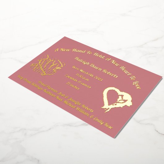 箔と写真の誕生の発表を保持する新しい手 箔招待状 (回転した状態)