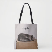 箱で眠っている灰色の虎猫猫 トートバッグ (正面)