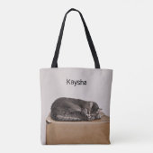 箱で眠っている灰色の虎猫猫 トートバッグ (裏面)