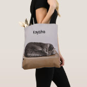 箱で眠っている灰色の虎猫猫 トートバッグ (クローズアップ)