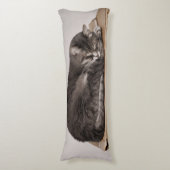 箱で眠っている灰色の虎猫猫 ボディピロー (正面縦)