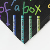 箱に詰まったクレヨンの一つ フリースブランケット (角)