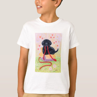 箱の黒いラブラドールの子犬 Tシャツ