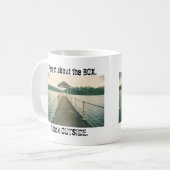 箱を忘れて下さい-マグのヴィンテージの波止場の外で考えて下さい コーヒーマグカップ (正面左)