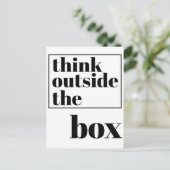 箱考え外 – おもしろい引用文はっきりしたタイポグラフィ ポストカード (スタンド正面)