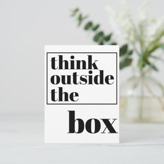 箱考え外 – おもしろい引用文はっきりしたタイポグラフィ ポストカード (スタンド正面)