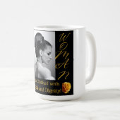 箴言31女性ブラック&イエローコーヒーマグ コーヒーマグカップ (正面右)