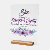 箴言31:25強さと尊厳の紫色の花 アクリルサイン (傾斜)