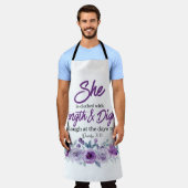 箴言31:25強さと尊厳の紫色の花 エプロン (着用した状態)