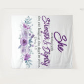 箴言31:25強さと尊厳の紫色の花 タペストリー (正面(横))