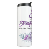 箴言31:25強さと尊厳の紫色の花 タンブラー (回転左)