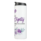 箴言31:25強さと尊厳の紫色の花 タンブラー (回転右)