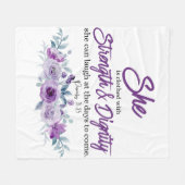 箴言31:25強さと尊厳の紫色の花 フリースブランケット (正面(横))