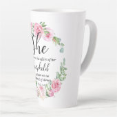 箴言31:27母の日聖なる書物、 経典ピンクフローラ カフェラテマグ (右アングル)