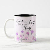 箴言3:5主なる紫のフローラ信仰への信頼 ツートーンマグカップ (左)