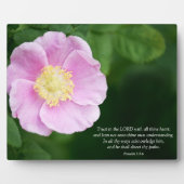 箴言3:5-6キリスト教の聖書聖句ピンクの花 フォトプラーク (正面)