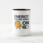 節電モードオン - 面白い電池の怠け者Tシャツ ツートーンマグカップ (中央)