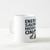 節電モード オン - かわいいペンギンのデザイン コーヒーマグカップ (正面左)