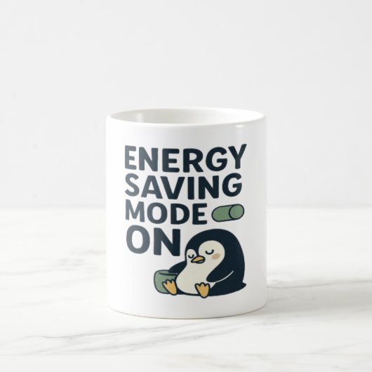 節電モード オン - かわいいペンギンのデザイン コーヒーマグカップ (中央)