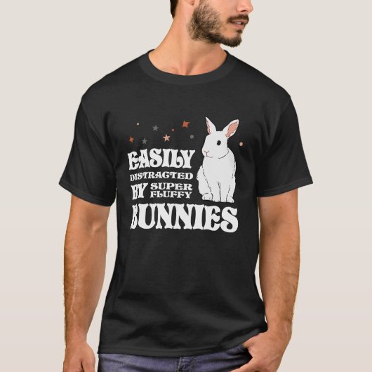 簡単にバニーに気を散らす納屋周囲の庭ウサギ Tシャツ (正面)