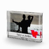 簡単に独自のフォトアートロゴを追加できるカスタム フォトブロック (右)