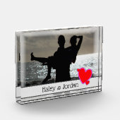 簡単に独自のフォトアートロゴを追加できるカスタム フォトブロック (左)