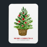 籐のバスケットにクリスマスツリーのメリークリスマス マグネット<br><div class="desc">メリークリスマス | このカスタマイズ可能なクリスマスマグネットで家族や友人にクリスマスの挨拶を送りなさい。水色のクリスマスツリーとフェスティバル赤オーナメント。独自の詳細を追加してパーソナライズこの可愛いクリスマスマグネットは他の商品で販売されている。一致するアイテムが使用可能。</div>