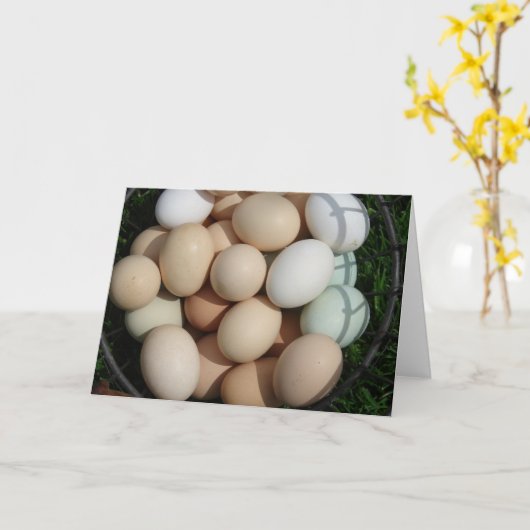 籠一杯のカラフル鶏の卵が生き残る カード (黄色い花)