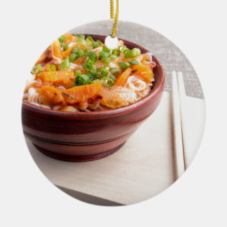 米のヌードルおよび野菜のクローズアップのアジア食糧 セラミックオーナメント