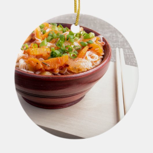米のヌードルおよび野菜のクローズアップのアジア食糧 セラミックオーナメント (正面)