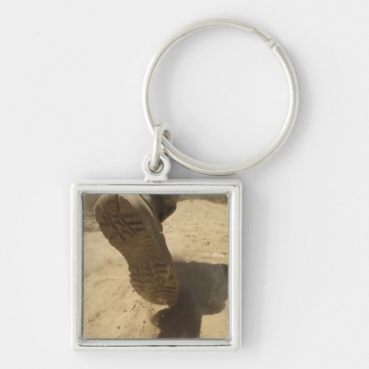 米兵が砂道を歩く キーホルダー (正面)